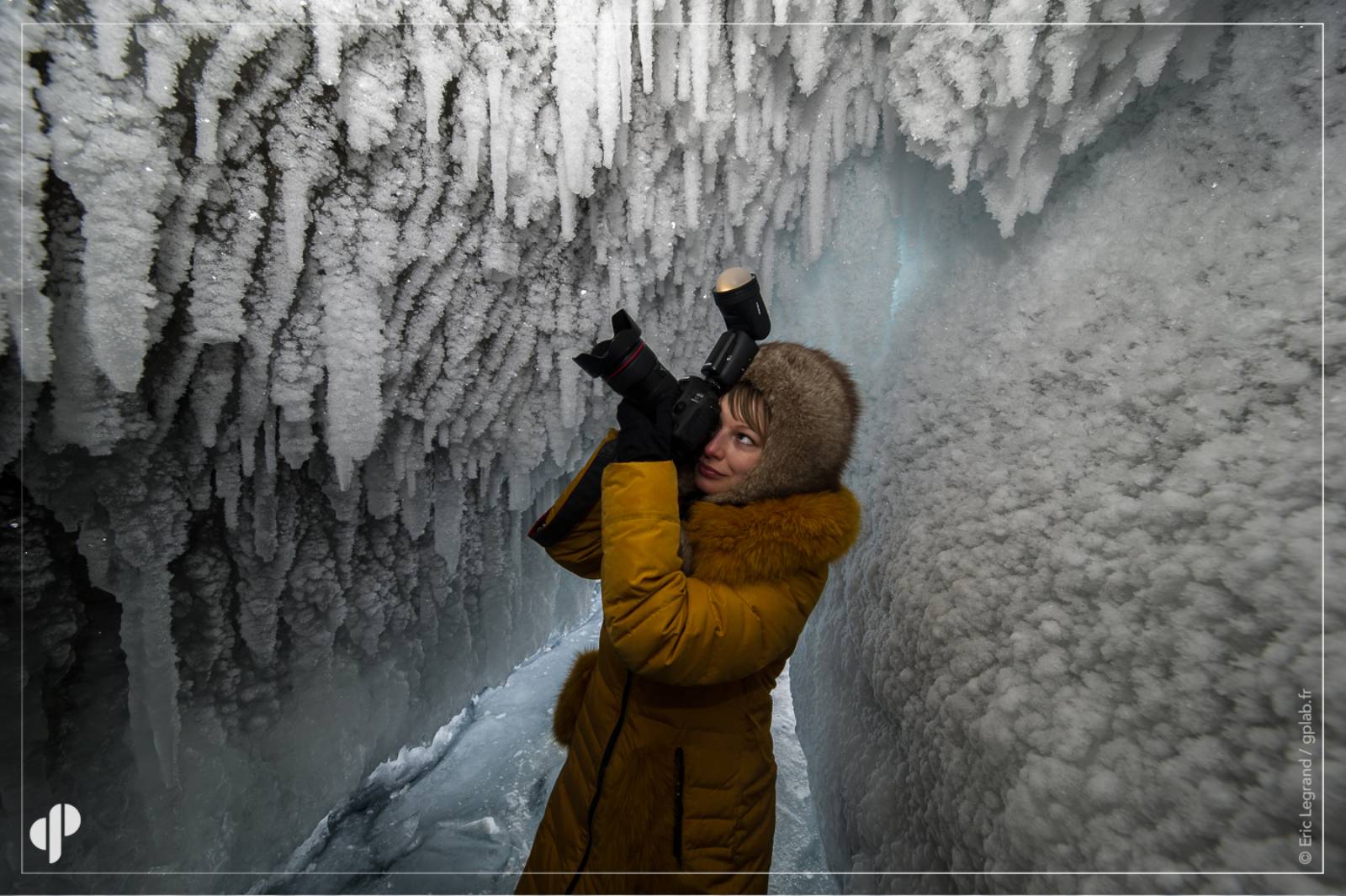 la photographe Natalya Saprunova dans un crevasse de glace