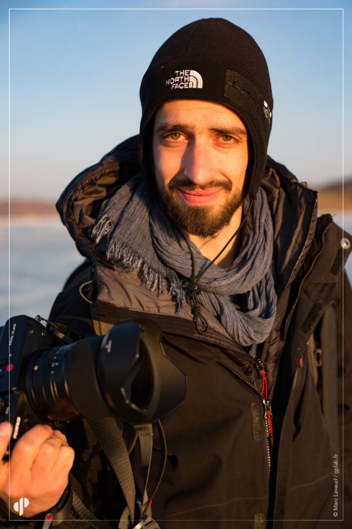 Le photographe Ilan Dehé et le GFX 50R ©️ Marc Lavaud