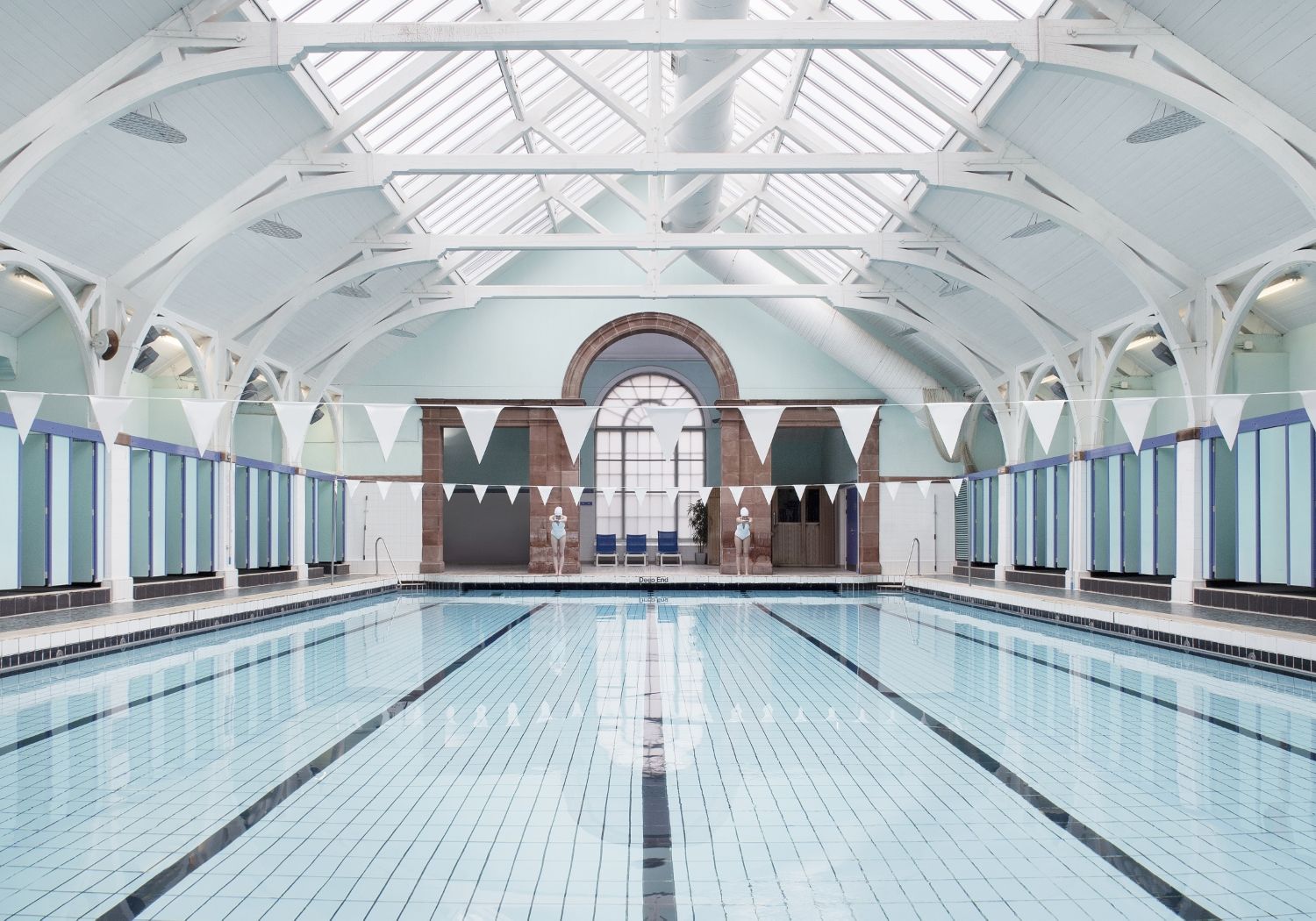Poolside, des piscines d'exceptions photographiées par Soo Burnell
