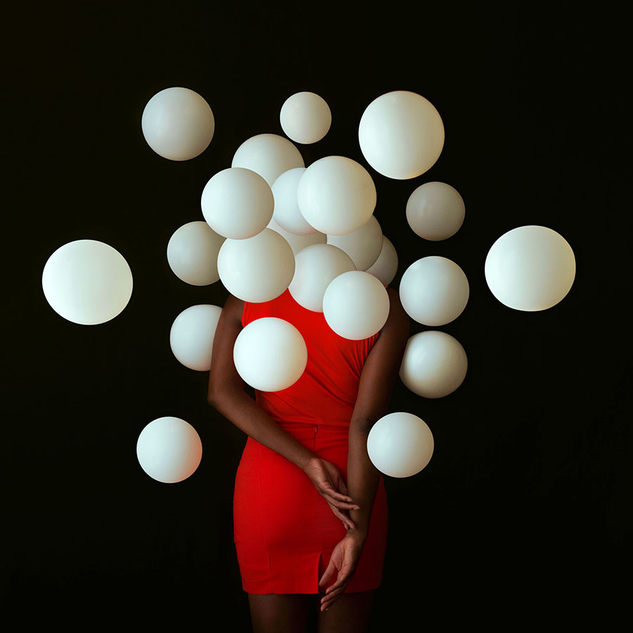 Les autoportraits surréalistes et romantiques de la photographe Fares Micue